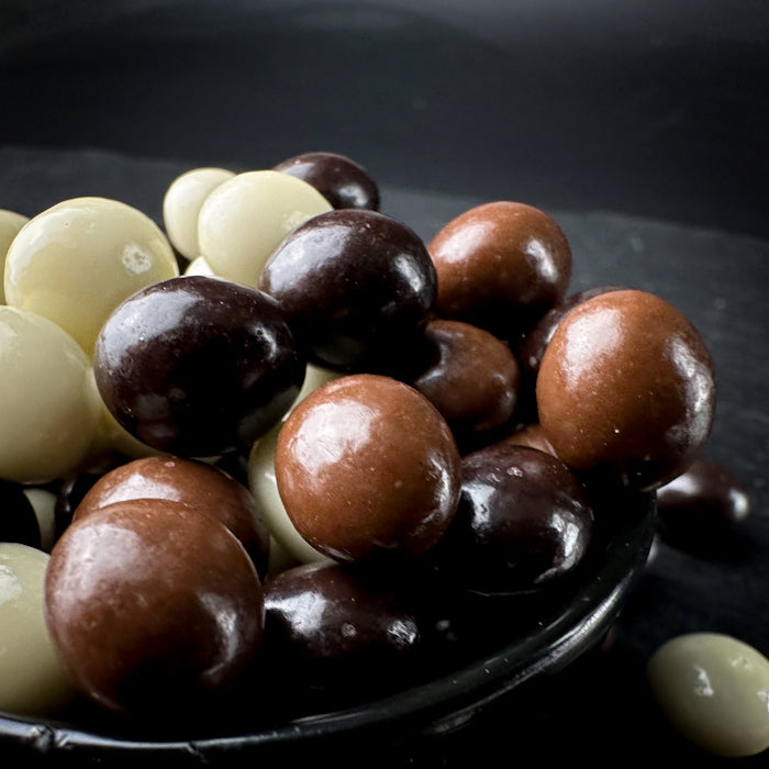 Kafijas pupiņas tumšā, baltā un pienā šokolādē