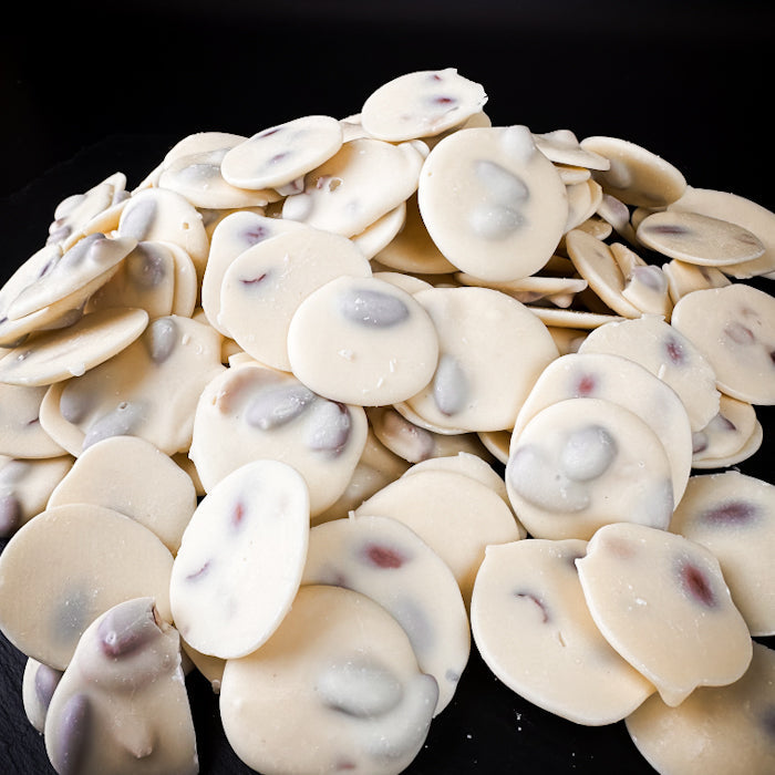 Baltās šokolādes plācenīši ar aprikožu kauliņiem 