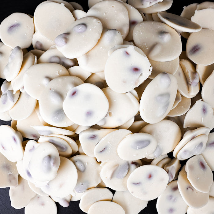 Baltās šokolādes plācenīši ar aprikožu kauliņiem 