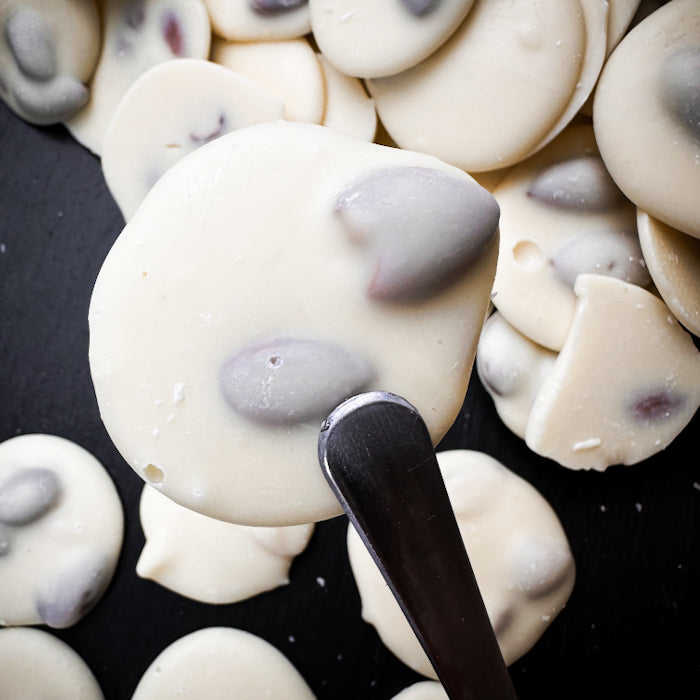 Baltās šokolādes plācenīši ar aprikožu kauliņiem 