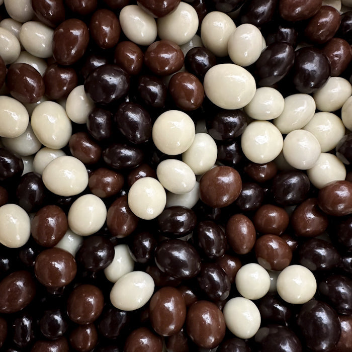 Kafijas pupiņas tumšā, baltā un pienā šokolādē