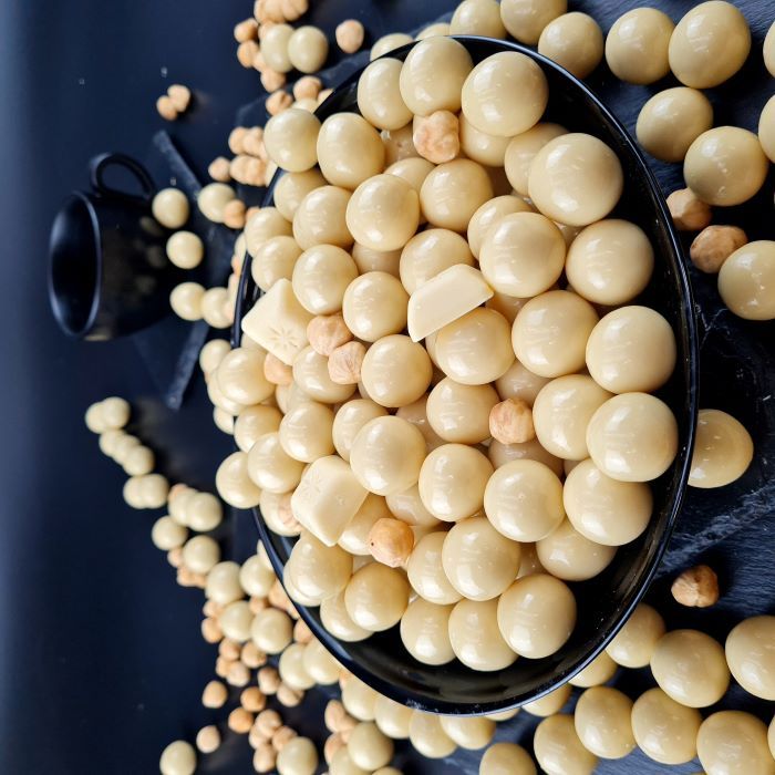 Dražejas ar lazdu riekstiem baltā beļģu šokolādē