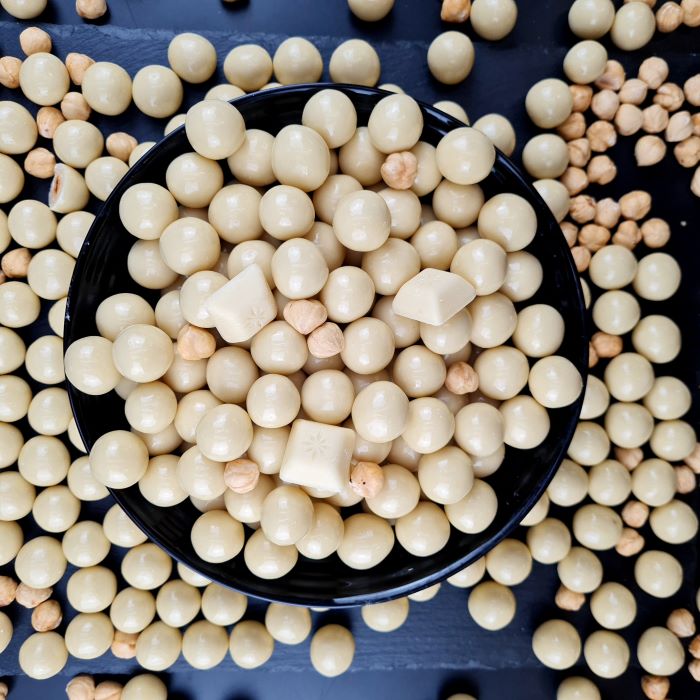 Dražejas ar lazdu riekstiem baltā beļģu šokolādē