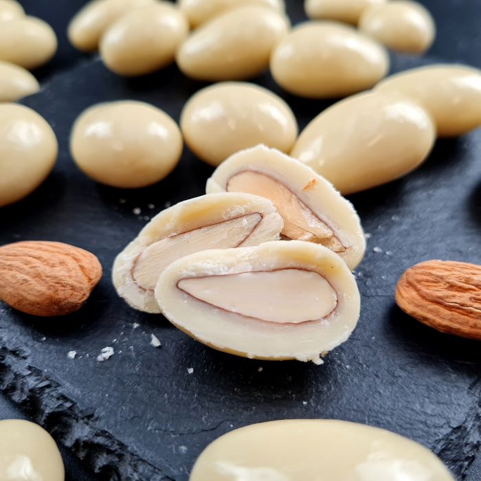 Dražejas ar mandelēm baltā beļģu šokolādē