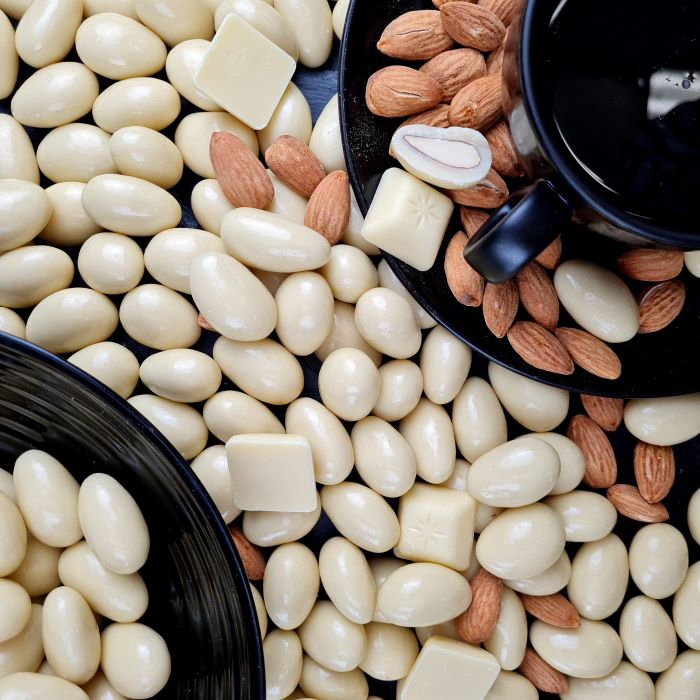 Dražejas ar mandelēm baltā beļģu šokolādē