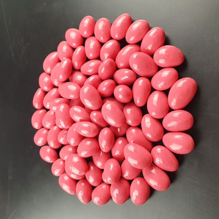 Dražejas ar mandelēm rozā šokolādē