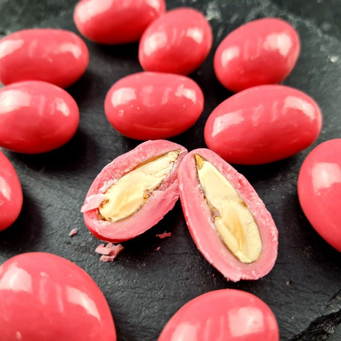Dražejas ar mandelēm rozā šokolādē