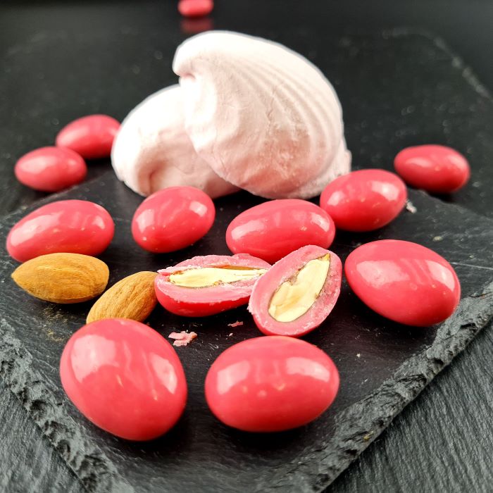 Dražejas ar mandelēm rozā šokolādē