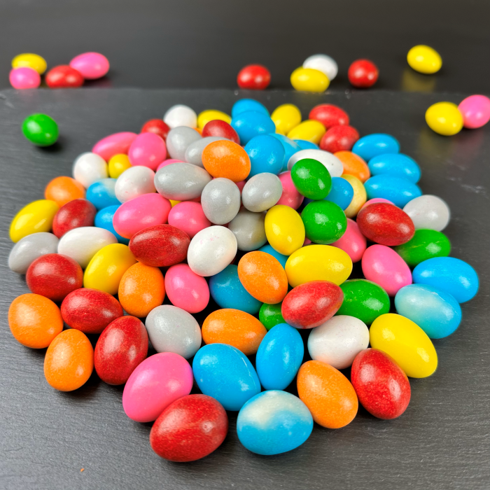 Daudzkrāsainas dražejas ar mandelēm piena beļģu šokolādē