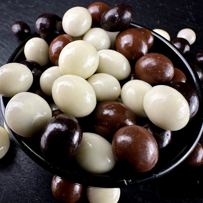 Kafijas pupiņas tumšā, baltā un pienā šokolādē