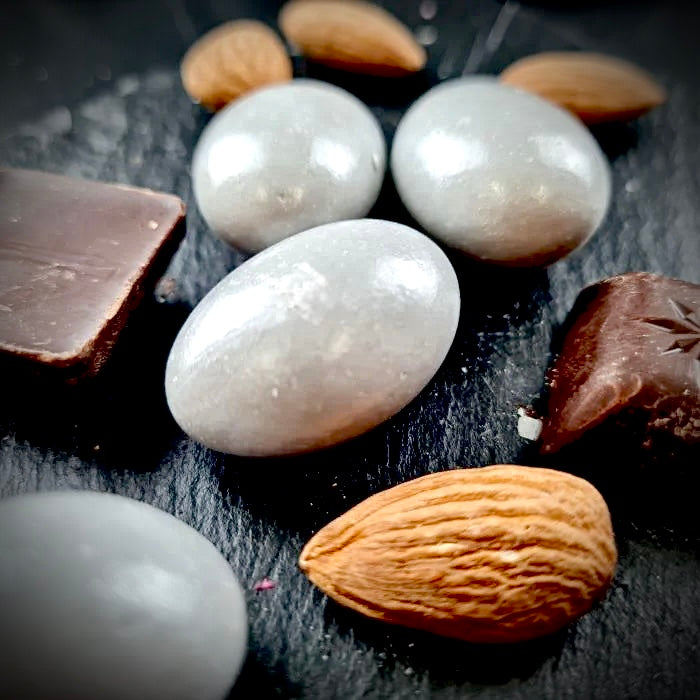 Sudrabaini pelēkas dražejas ar mandelēm pienā beļģu šokolādē