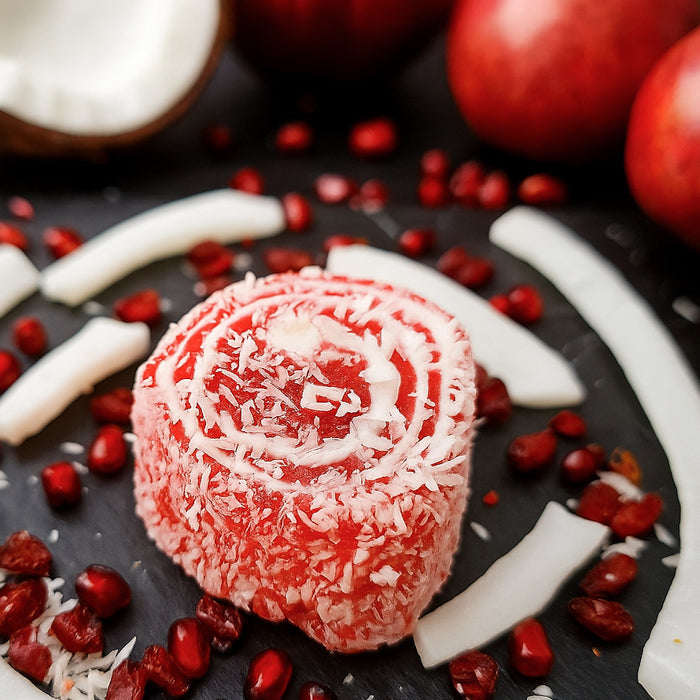 Granātābolu lukums ar vaniļas pastilu un kokosa skaidiņām