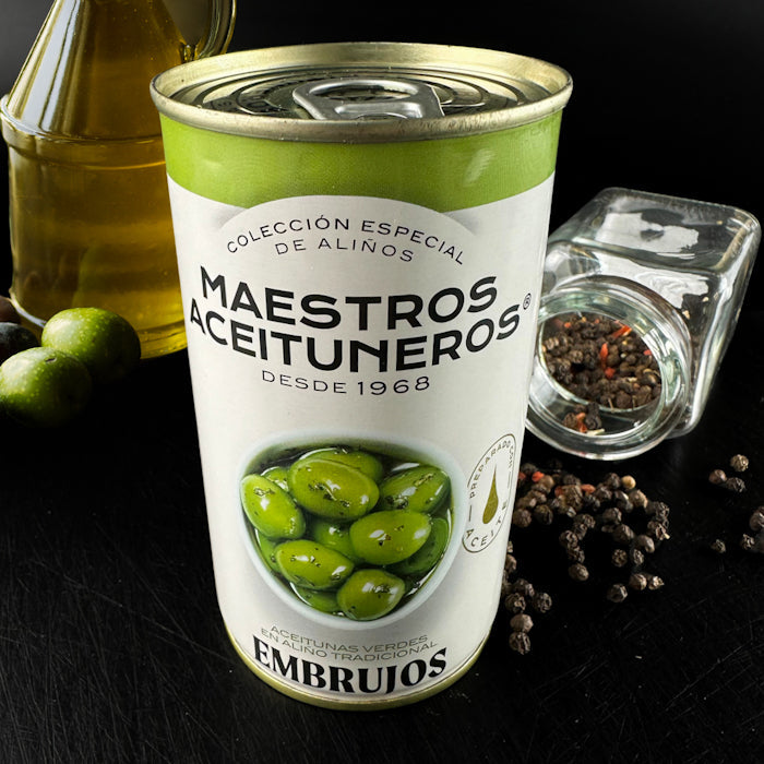 Zaļās olīvas ar kauliņiem ar eļļu un garšvielām