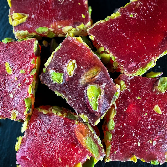 Granātābola lukums ar pistācijām, apbērts ar sasmalcinātām pistācijām