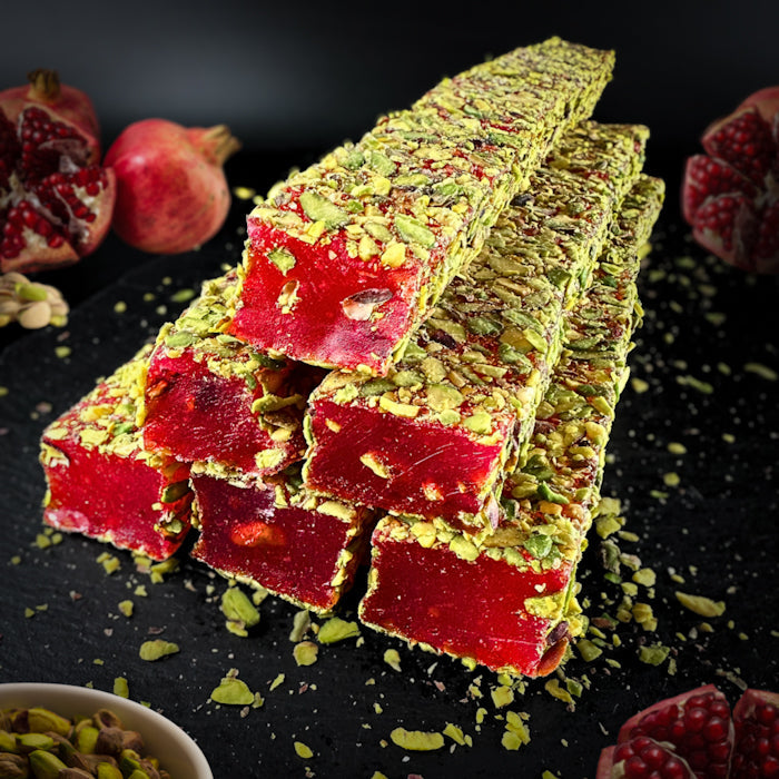 Granātābola lukums ar pistācijām, apbērts ar sasmalcinātām pistācijām