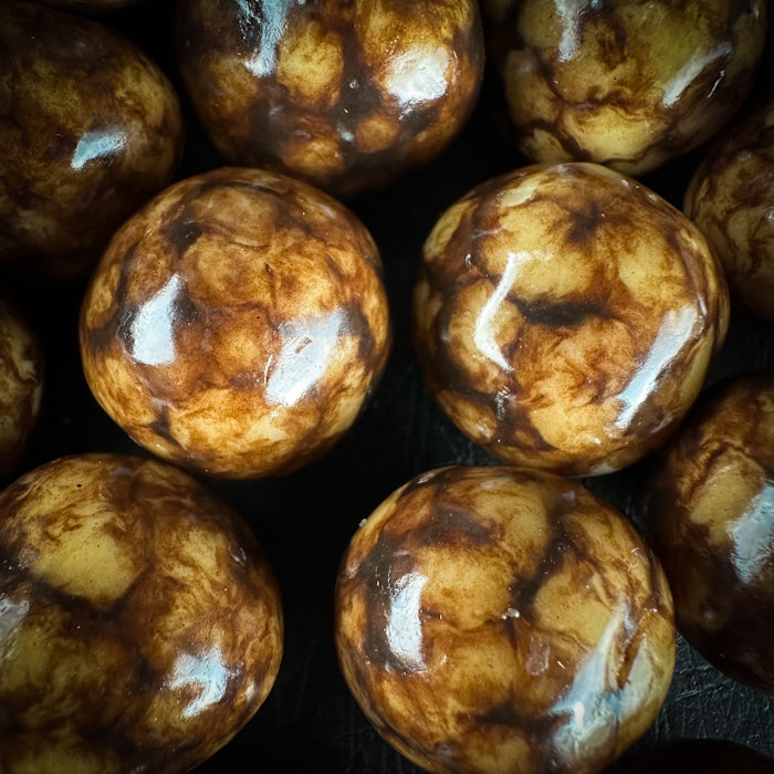 Lieli lazdu rieksti baltajā un piena šokolādē ar šokolādes kūkas garšu