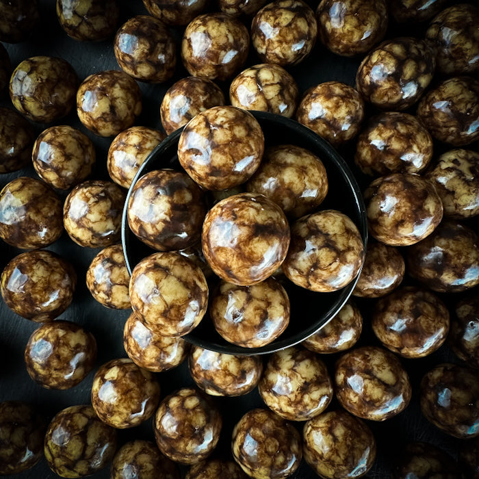 Lieli lazdu rieksti baltajā un piena šokolādē ar šokolādes kūkas garšu