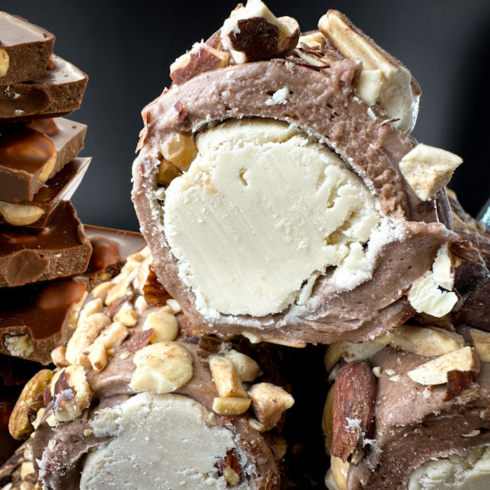 Karaliskais lukums ar lieliem mandeļu riekstiem un šokolādi