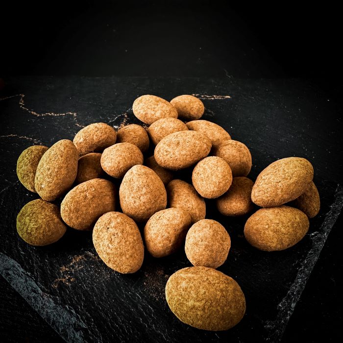 Kakao dražejas ar mandelēm un Amaretto garšu piena beļģu šokolādē