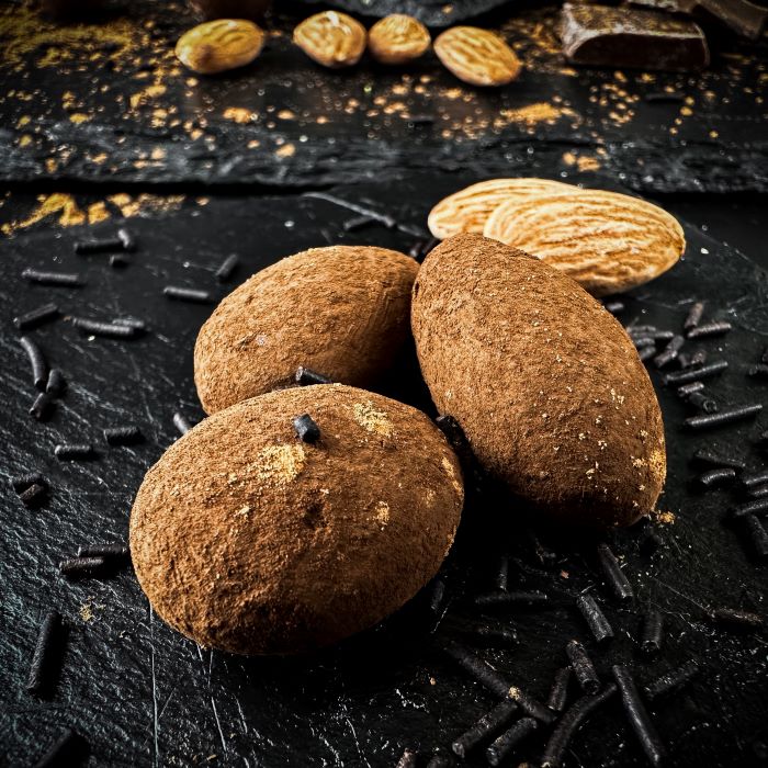 Kakao dražejas ar mandelēm un Amaretto garšu piena beļģu šokolādē