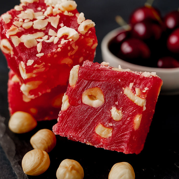 Lukums ar ķiršu garšu un lazdu riekstiem 