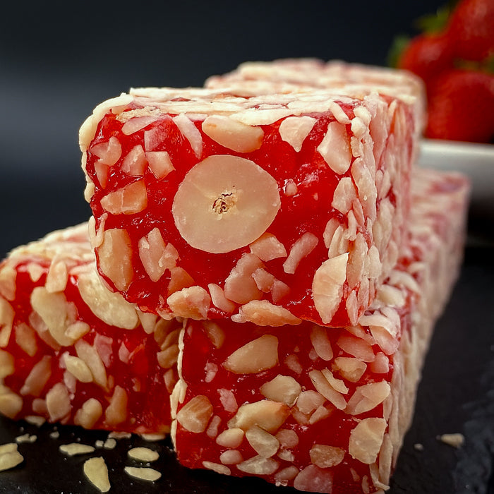 Lukums ar zemeņu garšu un lazdu riekstiem 