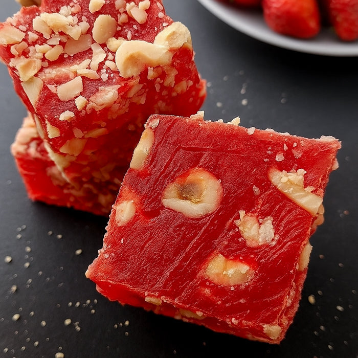 Lukums ar zemeņu garšu un lazdu riekstiem 