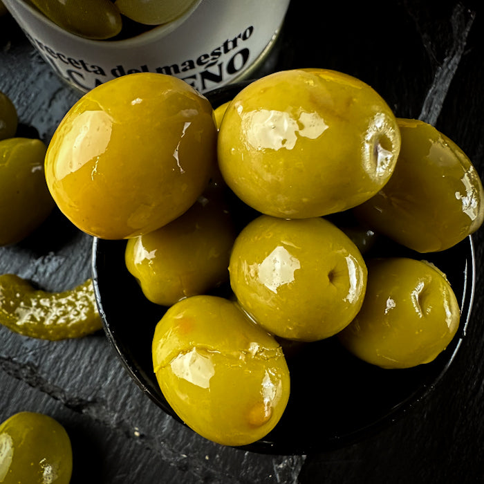 Olīvas zaļās ar kauliņiem dārziņu marinādē un dārziņiem