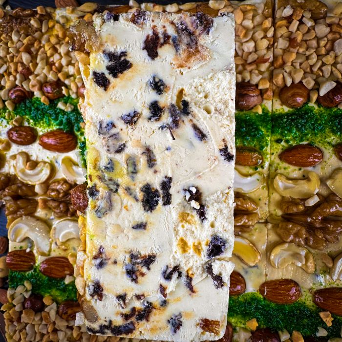 Riekstu-piena halva-šerbets ar riekstiem un saldējuma garšu