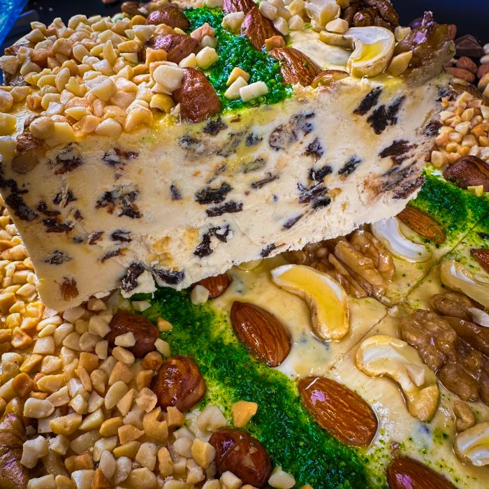 Riekstu-piena halva-šerbets ar riekstiem un saldējuma garšu