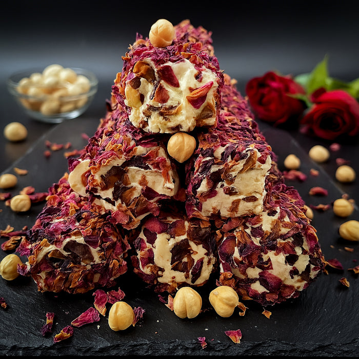 Piena lukums ar rožu lapām, riekstu krēmu un lazdu riekstu pildījumu