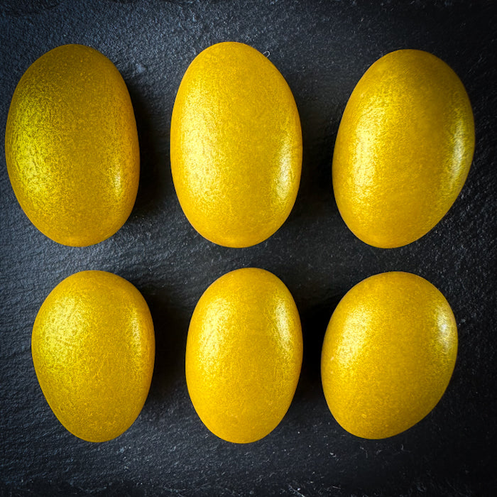 Svētku zelta dražejas ar mandelēm piena beļgu šokolādē