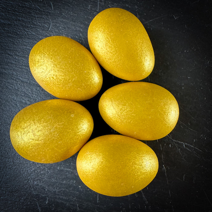 Svētku zelta dražejas ar mandelēm piena beļgu šokolādē