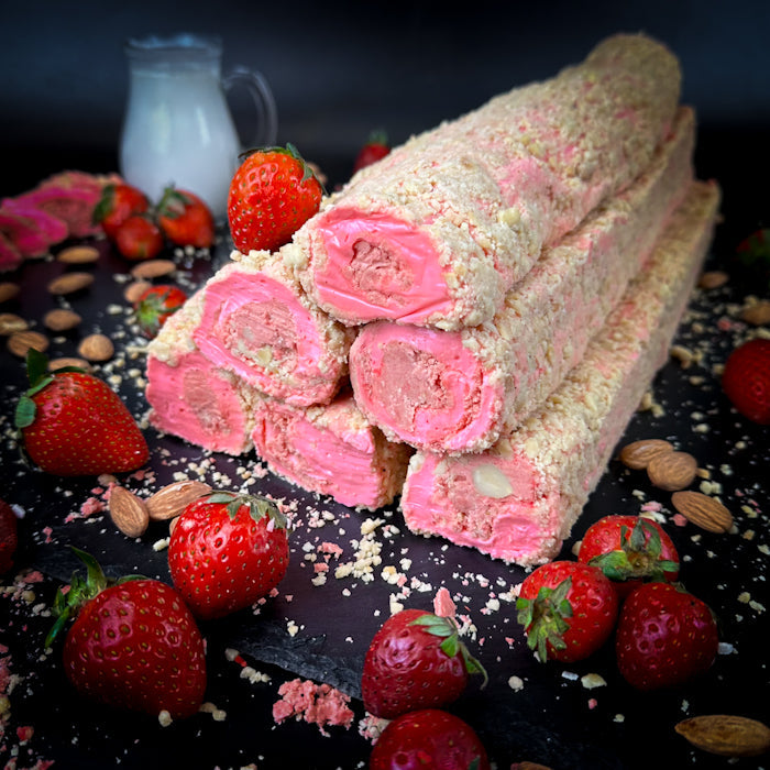 Zemeņu lukums ar zemeņu krēmu ar mandelēm