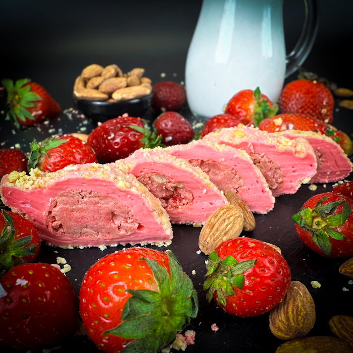 Zemeņu lukums ar zemeņu krēmu ar mandelēm